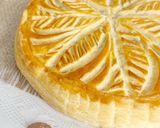 Une image de l'étape 6 de Galette des rois crème d’amandes / pépites de chocolat / rhum.