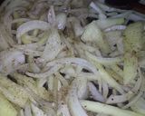 Sült csirkemáj, hagymával és főtt burgonyával recept fázis 2 fotója