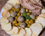 صورة لخطوة 1 من وصفة زيتون بكرات الدجاج و حلقات البطاطا المقلية