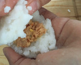 Foto del paso 2 de la receta: Onigiri de atún express 🍙 (fácil y rápido)