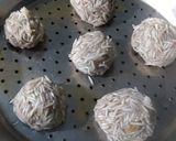 A picture of step 3 of Steamed Mutton rice flowers.