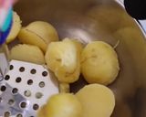 A picture of step 2 of Aloo paratha.