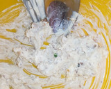 Foto del paso 2 de la receta: Pastel frío de salmón, surimi, queso de untar y nueces 🐟🍞🧀🏖️