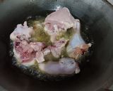 Foto langkah ke 1 dari resep Ayam kecap cabai merah hijau.