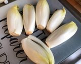 Une image de l'étape 1 de Salade d'endives aux pistaches, abricots secs et tomates séchées.