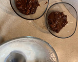 Foto del paso 3 de la receta: Postre saludable, griego con fresas y chocolate + galleta