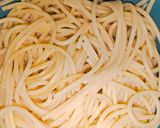 Gambar langkah 1 resipi Spaghetti Ayam dan Cendawan Shiitake.