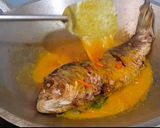 Foto langkah ke 11 dari resep Ikan nila goreng bumbu kuning.