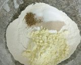 صورة لخطوة 2 من وصفة عجينة البيتزا السائلة الرهيبة👌