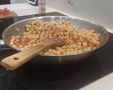 Foto del paso 3 de la receta: Garbanzos de bote salteados con Tomate, Lechuga y Burrata