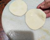 A picture of step 4 of स्पाइसी नूडल्स रोल.