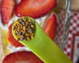 Foto del paso 4 de la receta: Copa de frutillas diferente 🍓fresas, chía, yogur de búfala, AOVE, sal en escamas y polen de abejas 🐝
