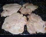 Foto del paso 4 de la receta: Pechugas de pollo y patas deshuesadas a la pizza