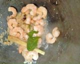 Foto langkah ke 2 dari resep Udang bumbu kuning.