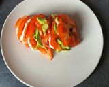 Une image de l'étape 1 de Tomate mozza et avocado.
