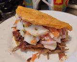 Foto del paso 11 de la receta: Arepa🥯rellena de pollo🫕y salchichón teriyaky con ensalada fresca🥙🧆🌯