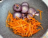 Foto del passaggio 3 della ricetta Nudles con verdure saltate e uova