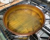 Une image de l'étape 3 de Flan aux pommes, pralines roses et lait fermenté.