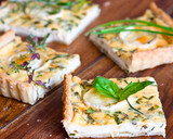 Foto del paso 4 de la receta: Quiche de quesos y hierbas aromáticas