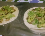 Foto del paso 5 de la receta: Sincronizadas de pollo, champiñones y aguacate
