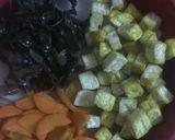 Foto langkah ke 2 dari resep Tumis Tahu dengan Jamur Kuping & Wortel.