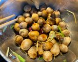 Hình bước làm 2 của món Đậu hũ kho nấm rơm