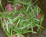 Foto langkah ke 4 dari resep Tumis kangkung sosis.
