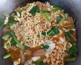 Foto langkah ke 4 dari resep Seblak Indomie Sederhana.