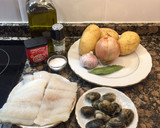 Foto del paso 1 de la receta: Patatas guisadas con bacalao y almejas