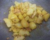 A picture of step 5 of Jeera saunf flavour potatoes.