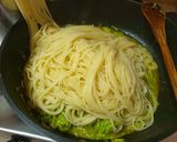 Pas rețetă Spaghetti cu dovlecel, flori de dovlecel și șofran 2 fotografie
