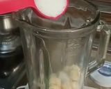 A picture of step 3 of Pista banana milkshake.