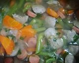 Foto langkah ke 7 dari resep Sayur sop sosis bakso.
