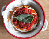 Foto del paso 5 de la receta: Camembert al horno con tomate cherrys y albahaca