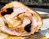 Foto del paso 6 de la receta: Redondo de pavo con manzana, ciruelas y nueces