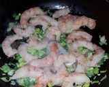Foto del paso 4 de la receta: Langostinos al wok con timbal de arroz