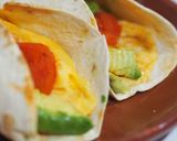 Foto del paso 6 de la receta: 🌯Wrap de tortilla francesa, tomate, aguacate y salsa siracha
