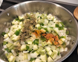 Foto del paso 4 de la receta: Noodles con albóndigas recuperadas y col
