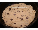 Foto del paso 5 de la receta: Galleta gigante con pepitas de chocolate