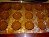 Bombones de chocolate relleno de fresas con crema