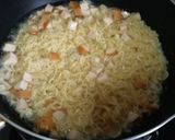 Foto langkah ke 4 dari resep Omelet Mie Sosis.