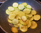 Foto del paso 1 de la receta: Tortilla de calabacín con pimiento morrón