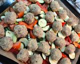 Tepsis húsgolyók zöldségekkel mediterrán módra recept fázis 5 fotója
