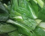 Foto langkah ke 2 dari resep Tumis Pakcoy Wortel Sosis.