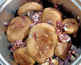 Foto del paso 3 de la receta: Setas shiitake al vino tinto con taquitos ibéricos