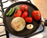 Foto del paso 1 de la receta: Salsa Asada de Chile Serrano (Molcajeteada)