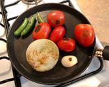 Foto del paso 1 de la receta: Salsa Asada de Chile Serrano (Molcajeteada)