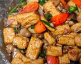 Foto langkah ke 4 dari resep Tumis Tahu Jamur.