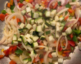 Foto del paso 2 de la receta: Empanada rápida de verduras y atún 🥒🍅