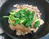 รูปขั้นตอนการทำที่ 2 ของ ผัดซีอิ้วเส้นหมี่ (หมูไก่ไข่)